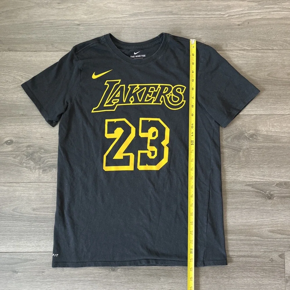 The Nike Tee Mens M LA Lakers LeBron James 23 Jersey T Shirt Black Yellow